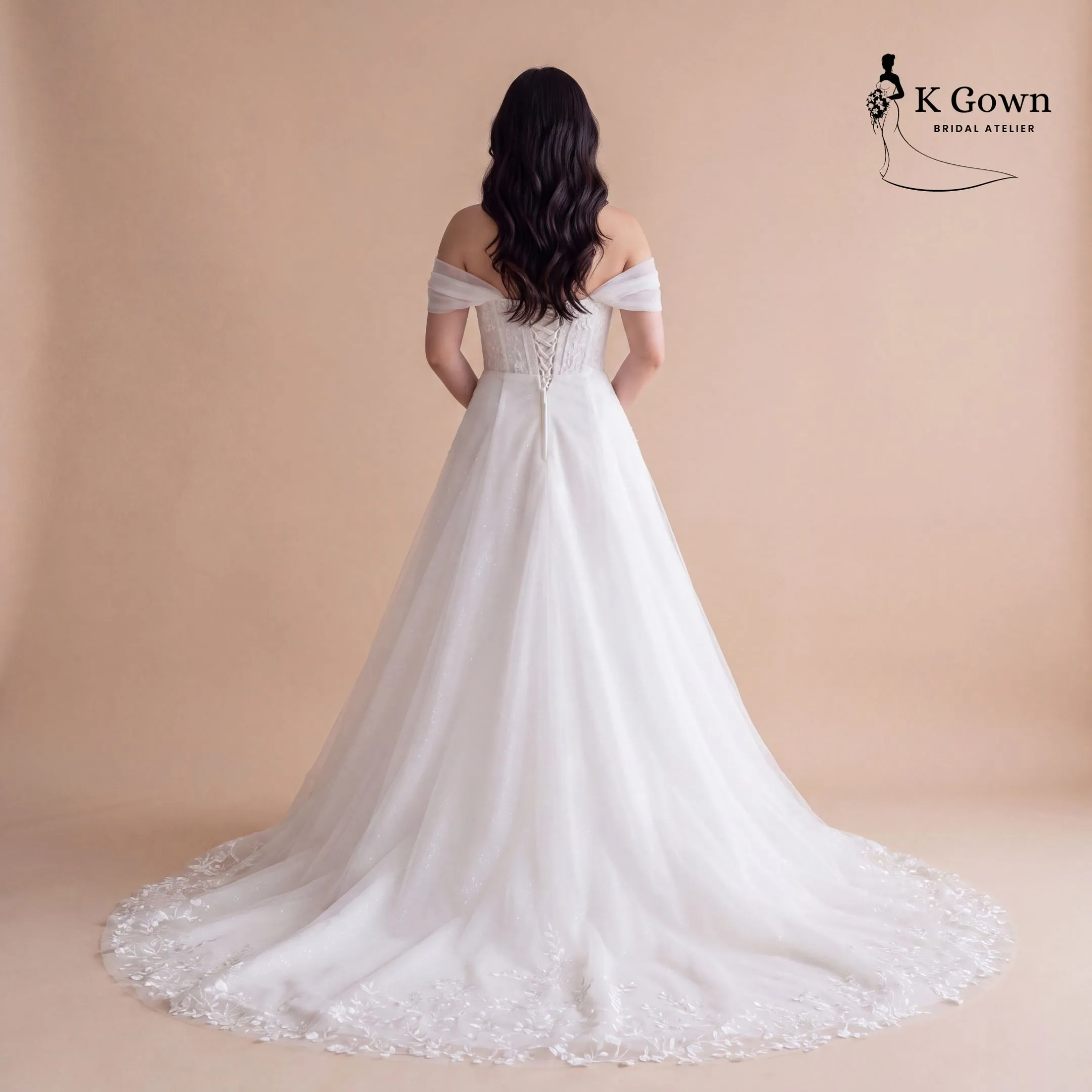 [UK4-10] K GOWN_BRIDAL _SINGAPORE SIGNATURE WEDDING GOWN COLLECTION - POPULAR LACE SLIM A LINE WEDDING GOWN WITH OFF THE SHOULDER SLEEVE