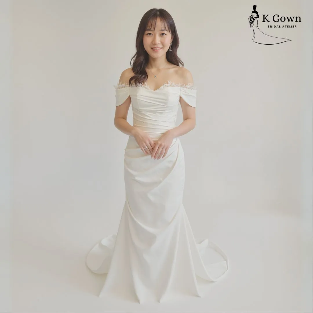 ELEGANT OFF-THE-SHOULDER SILK SATIN MERMAID WEDDING GOWN WITH CHANTILY LACE DETAIL 4 SINGAPORE BRIDAL GOWN KGOWN SERAPHINA OFF SHOULDER MERMAID FRONT (1)