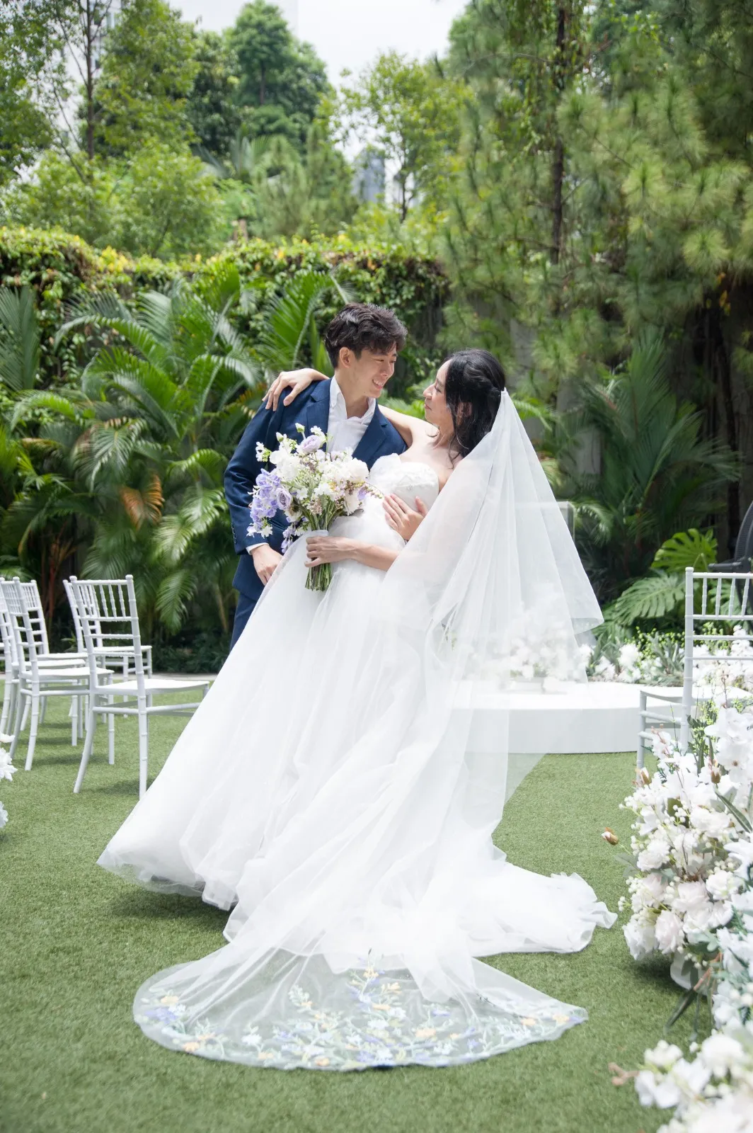 BEAUTIFUL STRAPLESS BRIDAL GOWN SINGAPORE WITH LONG FLOWING VEIL FOR OUTDOOR GARDEN WEDDING AT NOVOTEL SINGAPORE ON STEVENS