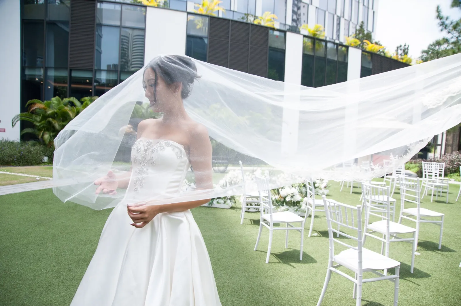 K GOWN_BEAUTIFUL STRAPLESS BRIDAL GOWN SINGAPORE WITH LONG FLOWING VEIL FOR OUTDOOR GARDEN WEDDING AT NOVOTEL SINGAPORE ON STEVENS