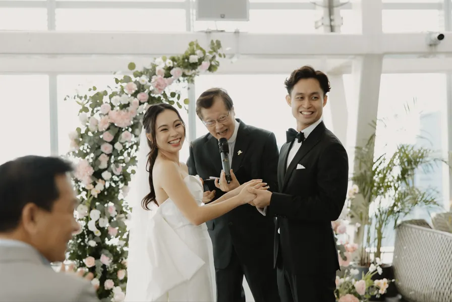ACTUAL DAY WEDDING DRESS TRY-ON: HOW TO PREP, WHO TO BRING, AND HOW TO EVALUATE FIT